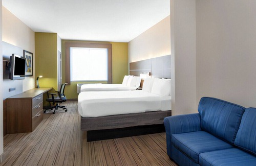 White Rock Hills Maison | Recharge in our Spacious Room! Onsite Pool, Gym