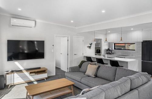 Waihi Beach Maison | Recline on Leo