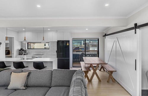 Waihi Beach Maison | Recline on Leo