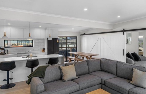 Waihi Beach Maison | Recline on Leo