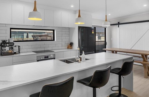 Waihi Beach Maison | Recline on Leo