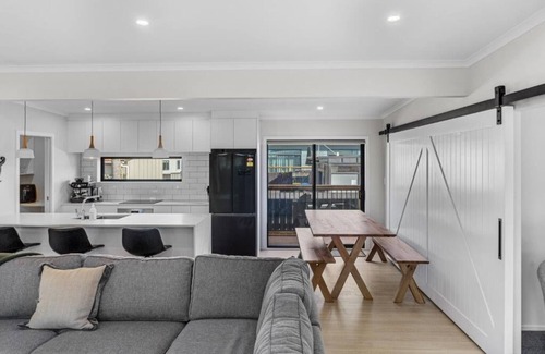 Waihi Beach Maison | Recline on Leo Summar