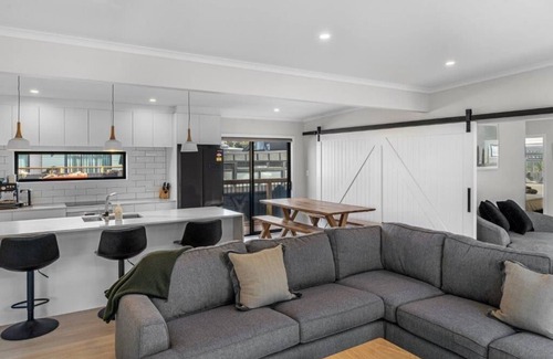 Waihi Beach Maison | Recline on Leo Summar