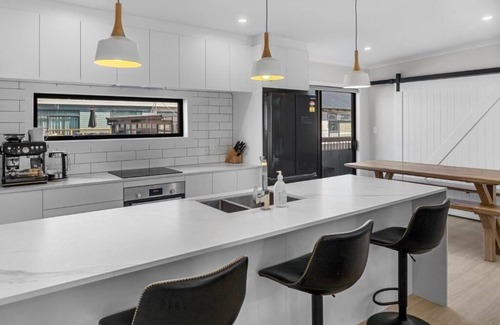 Waihi Beach Maison | Recline on Leo Summar