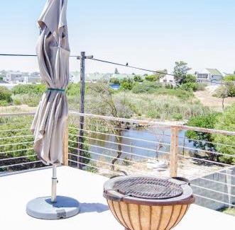 Langebaan Appartement | Red Bishop - Birds, Beach & Beauty