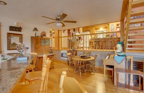 Custer County Maison | Red Bluff Inn & Retreat w/ Entire Ranch on Lake!