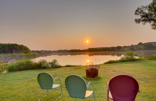 Custer County Maison | Red Bluff Inn & Retreat w/ Entire Ranch on Lake!