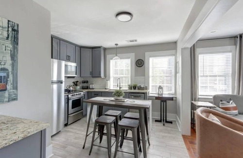 Old West Broad Neighborhood Appartement | Red Brick Row, Modern | Inviting | Chic