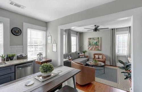 Old West Broad Neighborhood Appartement | Red Brick Row, Modern | Inviting | Chic