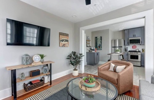 Old West Broad Neighborhood Appartement | Red Brick Row, Modern | Inviting | Chic