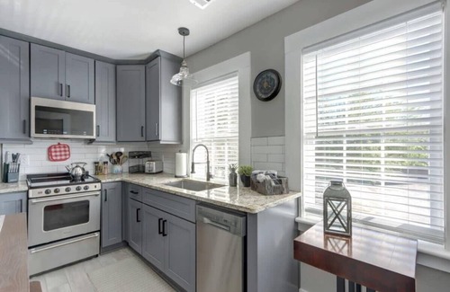 Old West Broad Neighborhood Appartement | Red Brick Row, Modern | Inviting | Chic