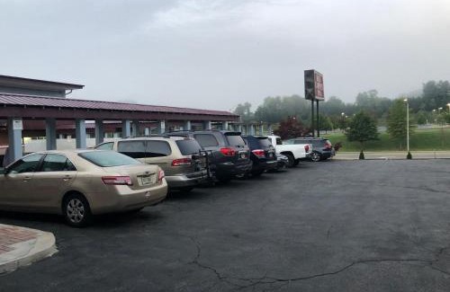 Grissom - Highland Hôtel | Red Carpet Inn - Blacksburg