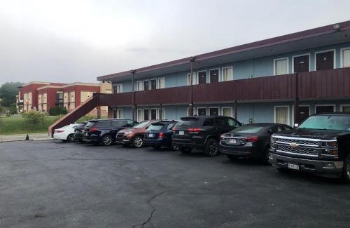 Grissom - Highland Hôtel | Red Carpet Inn - Blacksburg