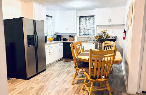 Alexandria Maison | Red Door Lodge of Alexandria Charming 2-bedroom with WiFi and AC in amazing