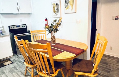 Alexandria Maison | Red Door Lodge of Alexandria Charming 2-bedroom with WiFi and AC in amazing
