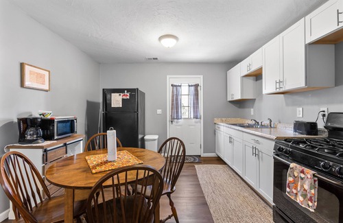 Stanton Maison | Red River Duplex - Unit 1 - 12 miles to the Gorge!