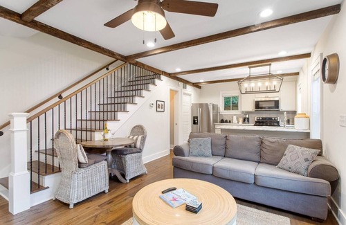 Cannonborough Elliotborough Appartement | Red Robin - C | Private Yard | Blocks to King!