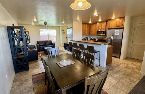 Moab South Valley Maison | Red Rock Views! I Pet-Friendly I Pool & Hot Tub I Trailer Parking