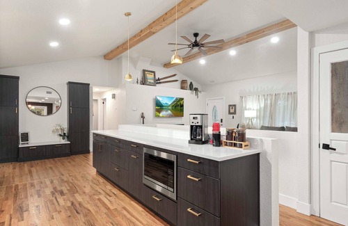 Barths Maison | Red Rocks + HOT TUB + Bocce Ball + PICKLEBALL+ Fire Pit + 8 Beds + ARCADE