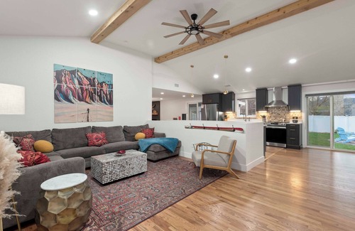 Barths Maison | Red Rocks + HOT TUB + Bocce Ball + PICKLEBALL+ Fire Pit + 8 Beds + ARCADE
