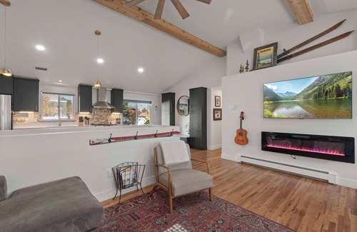 Barths Maison | Red Rocks + HOT TUB + Bocce Ball + PICKLEBALL+ Fire Pit + 8 Beds + ARCADE