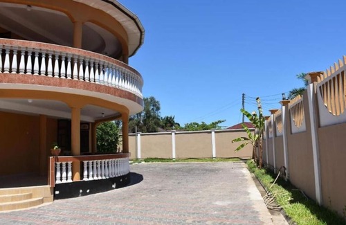 Kunduchi Villa | Red Roof Villa - near Ramada Resort Hotel Mbezi Beach