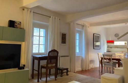 Saint-Jean-de-Barrou Maison | Red sun and green tea