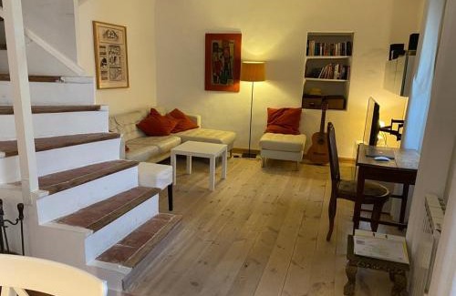 Saint-Jean-de-Barrou Maison | Red sun and green tea