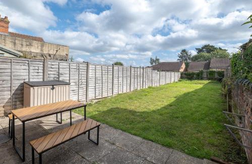Redditch Maison | Redditch 4 Bed 3 Bath From 21 PP Per Night 5 Star