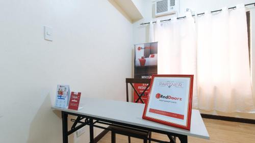 Las Pinas Hôtel | RedDoorz @ Malibu Room BF International Las Pinas