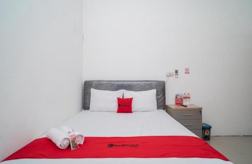 Waru Hôtel | RedDoorz near RS Mitra Keluarga Waru
