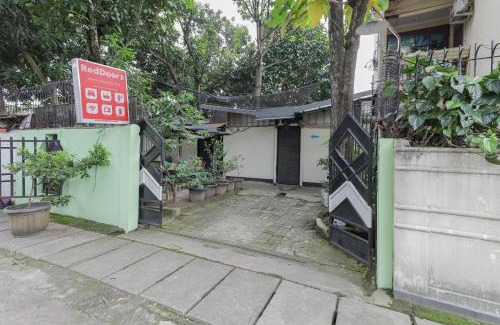 Jakarta Hôtel | RedDoorz near RS Sari Asih Ciledug