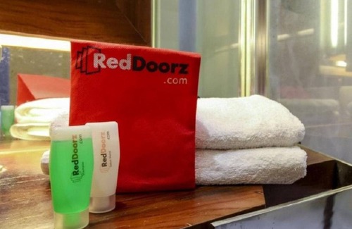 Binong Hôtel | RedDoorz near Supermall Karawaci 2