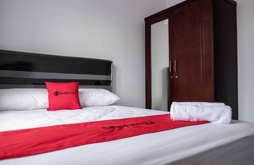 Binong Hôtel | RedDoorz near Supermall Karawaci 2