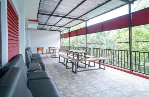Sunter Hôtel | RedDoorz Plus near ITC Cempaka Mas 2