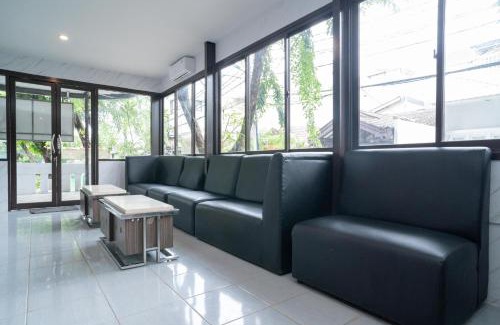 Sunter Hôtel | RedDoorz Plus near ITC Cempaka Mas 2