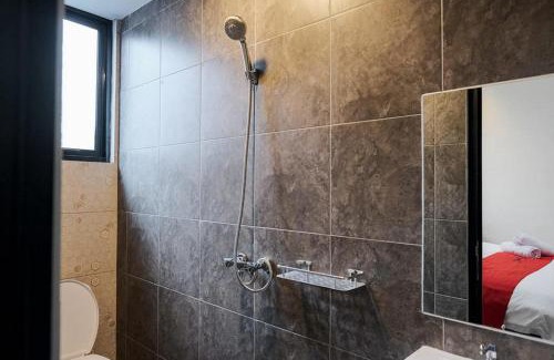 Tanjung Duren Utara Hôtel | RedDoorz Plus near Taman Anggrek Mall