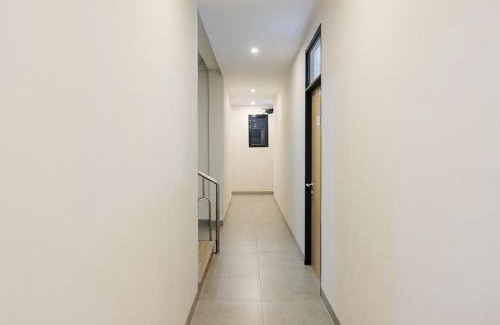 Tanjung Duren Utara Hôtel | RedDoorz Plus near Taman Anggrek Mall