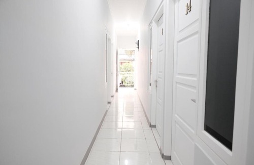 Kebon Jeruk Maison | RedDoorz Syariah near Siloam Hospital Kebon Jeruk