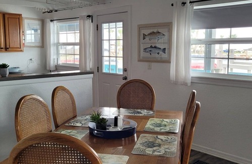 Oak Hill Cabine | Redfish Cabin - Sleeps 8 - Boat Dock & Ramp