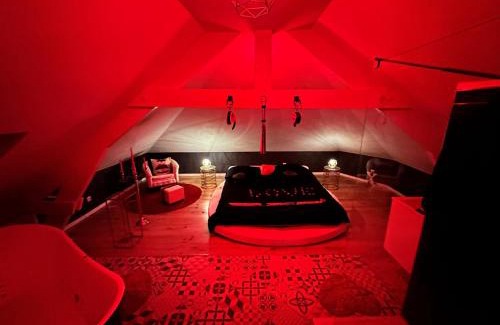 Douchy-les-Mines Hôtel | Redroom Loveroom Chambre Spa privative Insolite Thème 50 nuances de grey