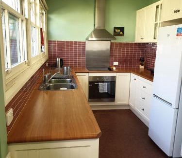 Wandiligong Maison | Redruth - 2 bedroom cottage situated in wandiligong