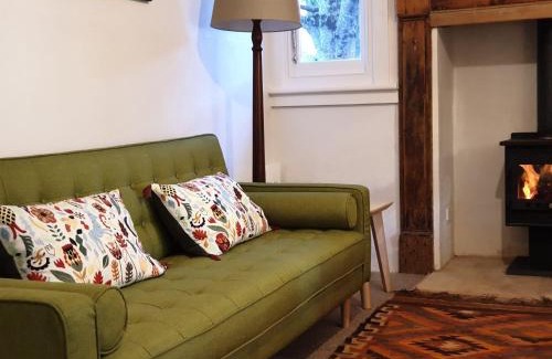 Wandiligong Maison | Redruth - 2 bedroom cottage situated in wandiligong