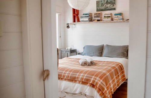 Falmouth Maison | Redruth,original 1940 Falmouth shack