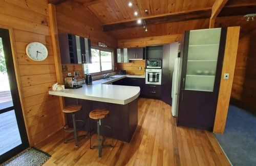 Rotorua Maison | Redwood Hub - LITERALLY bordering the Redwood Forest