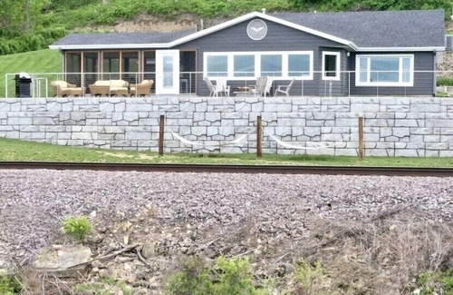 Lansing Cabine | Reel Paradise at Shore Slough