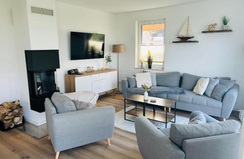 Am Salzhaff Maison | Reetdach-Ferienhaus "ANNI" mit direktem Meerblick, Sauna und Kamin