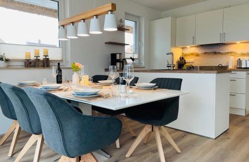 Am Salzhaff Maison | Reetdach-Ferienhaus "ANNI" mit direktem Meerblick, Sauna und Kamin