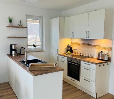 Am Salzhaff Maison | Reetdach-Ferienhaus "ANNI" mit direktem Meerblick, Sauna und Kamin
