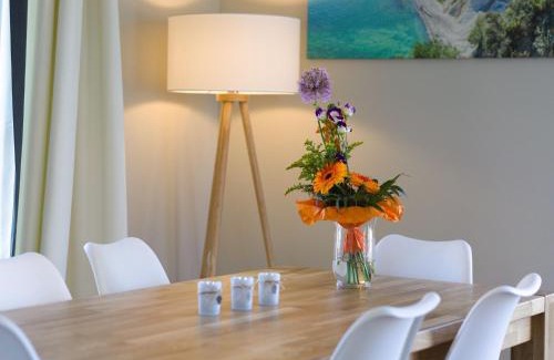 Dranske Maison | Reetland am Meer - Premium Reetdachvilla mit 3 Schlafzimmern, Sauna und Kamin F26